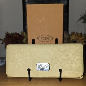 TODS Continental Flap Wallet. Pale Yellow Pebbled Leather Full Inclusion. EUC